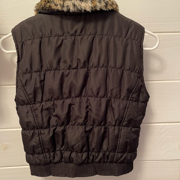 Girls black Vest jacket with faux fur colkar - Picture 2 of 5